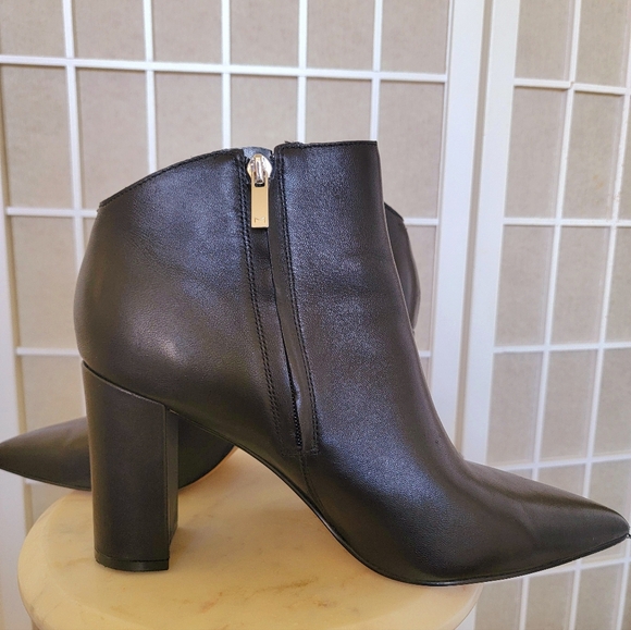 Marc Jacobs Black Zip  Ankle Bootie Women Size US 10M - Picture 2 of 2